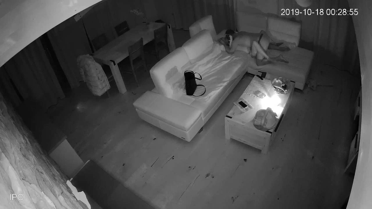 Die versteckte Kamera filmt ein Paar beim Sex auf dem Sofa. Bild Bild